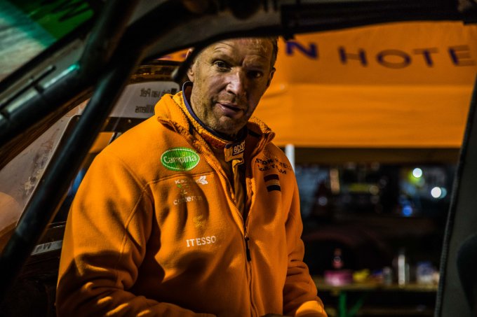 Navigator Rob van Pelt loodst Maik Willems in de Bastion-jeep door Le Dakar
